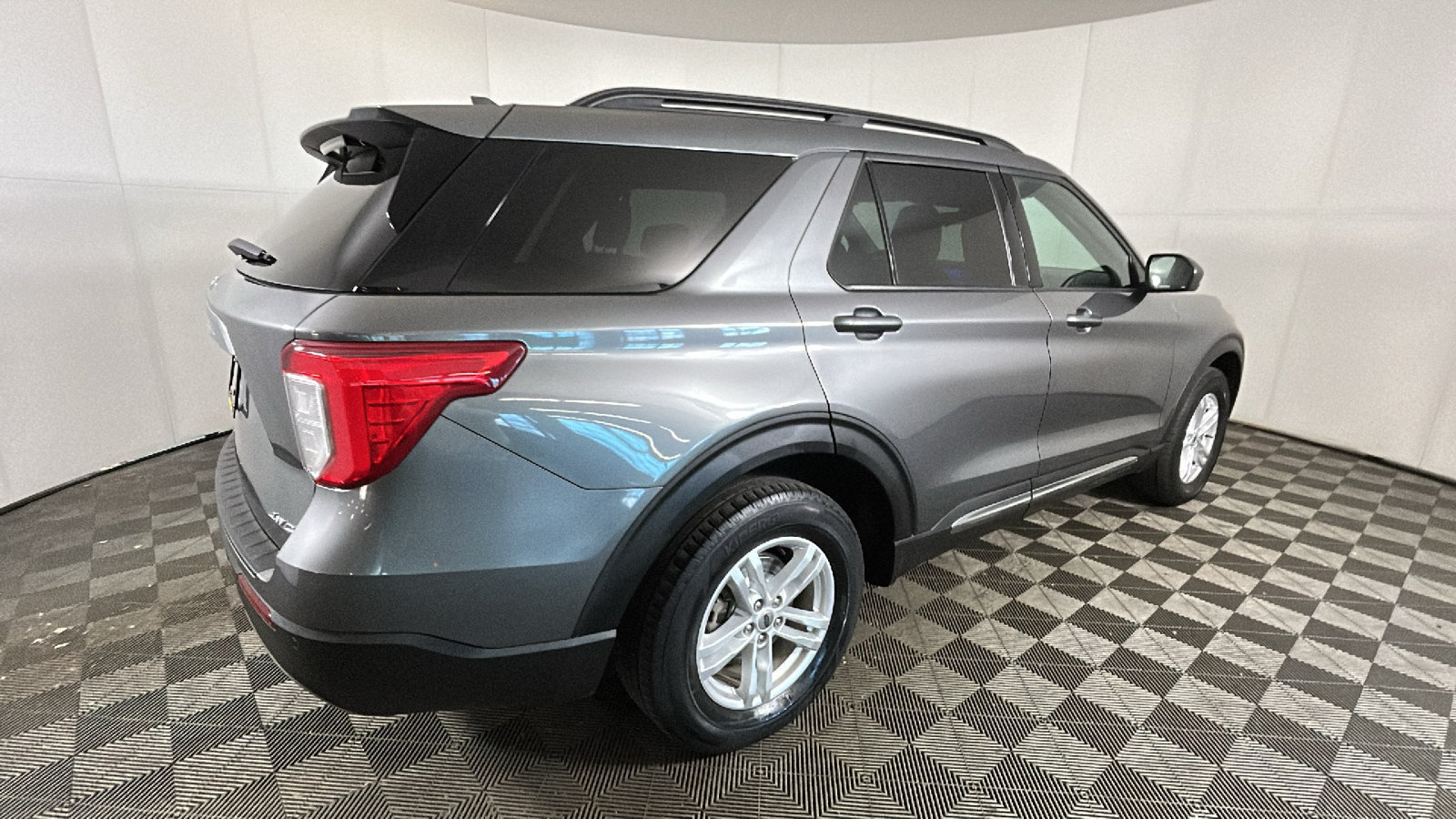 Used 2023 Ford Explorer XLT w/ Equipment Group 202A AWD/4WD image 3