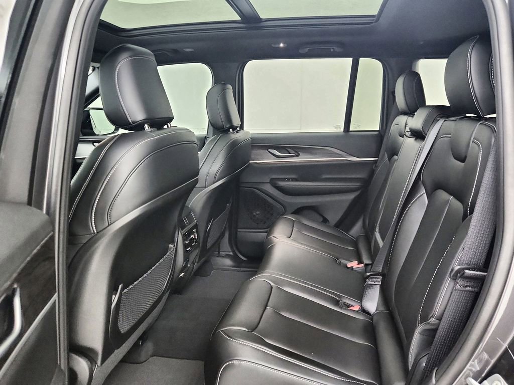 New 2025 Jeep Grand Cherokee Limited image 32