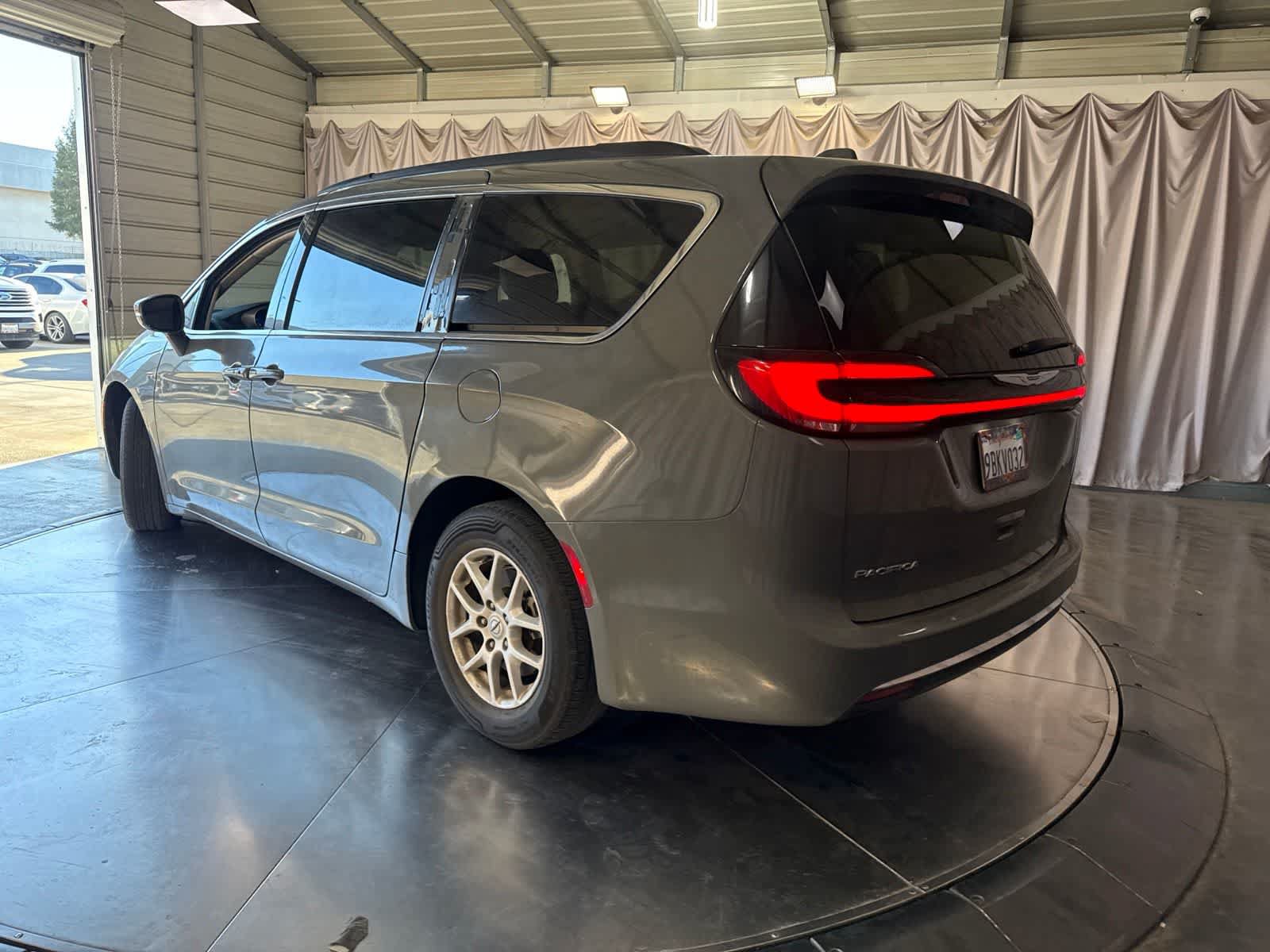 Used 2022 Chrysler Pacifica Touring-L FWD image 7