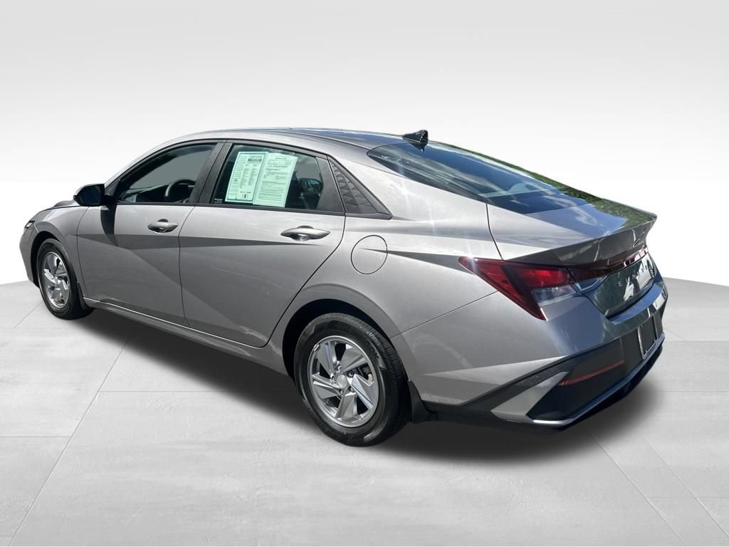 Used 2024 Hyundai Elantra SE FWD image 3