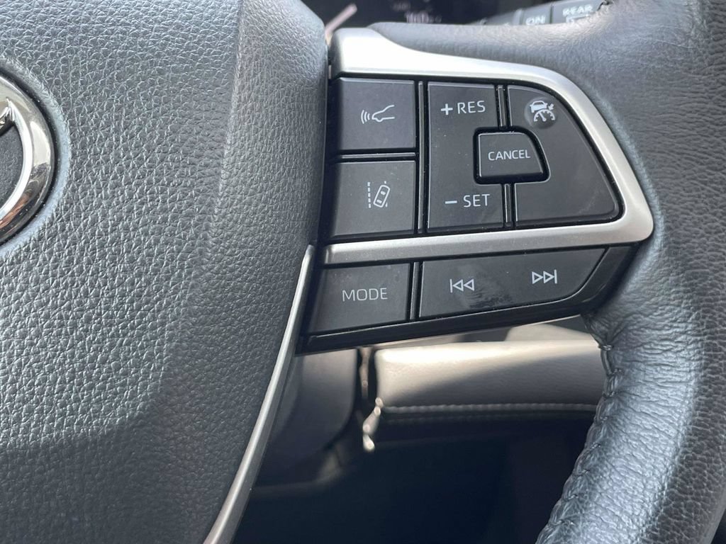 Used 2025 Toyota Sienna XLE FWD image 27