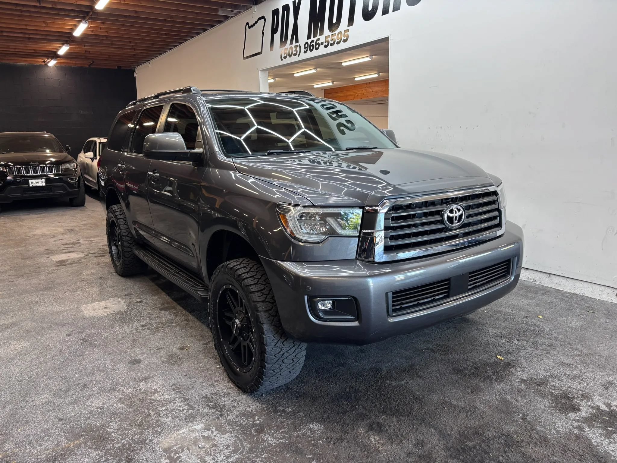 Used 2018 Toyota Sequoia SR5 AWD/4WD image 2