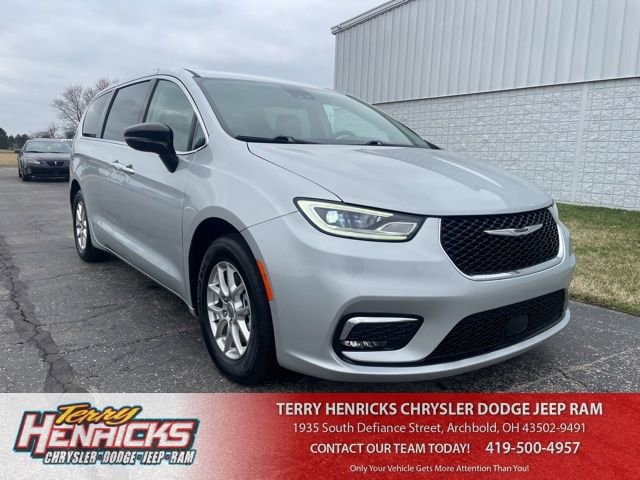 Used 2024 Chrysler Pacifica Touring-L image 1