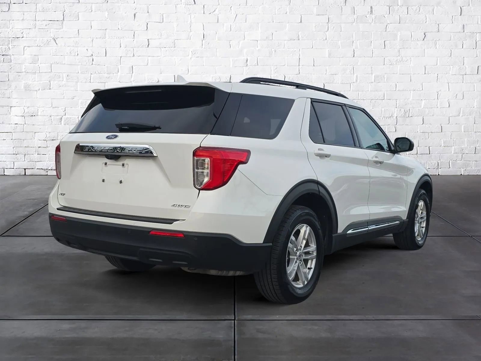 Used 2022 Ford Explorer XLT image 3