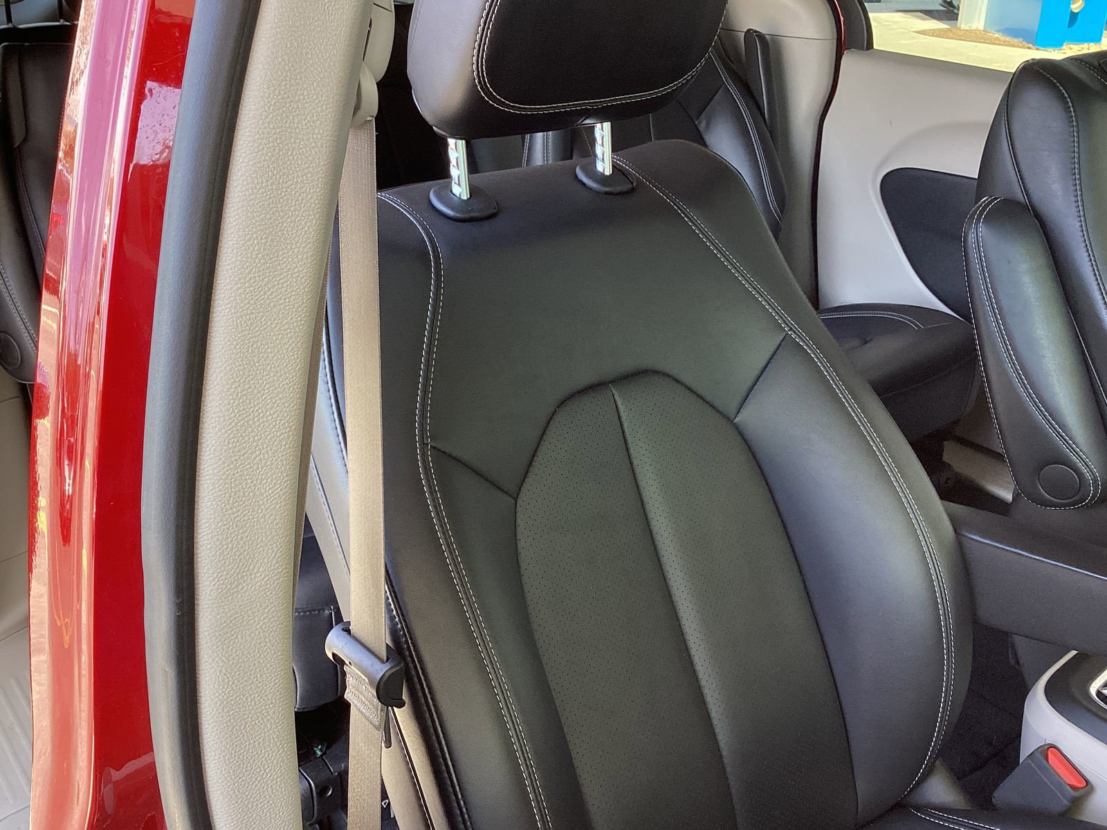 Used 2024 Chrysler Pacifica Select image 18