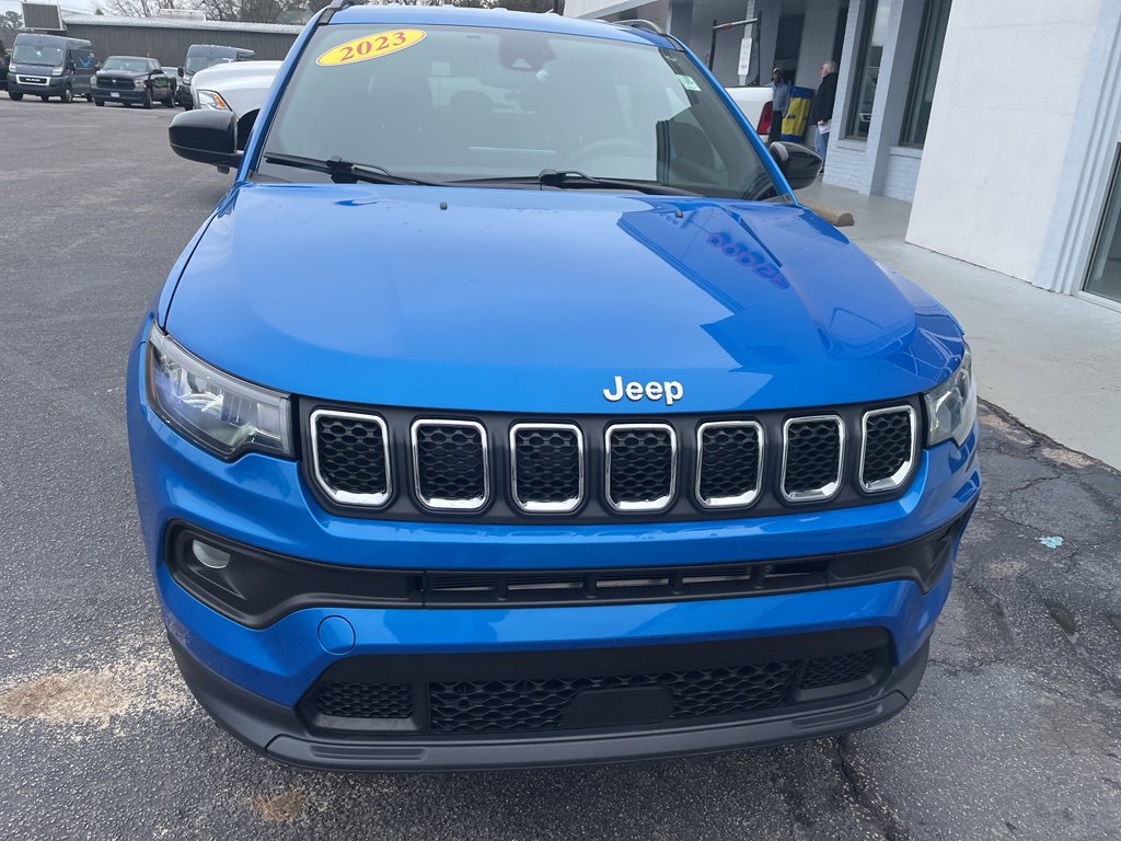 Used 2023 Jeep Compass Latitude image 3