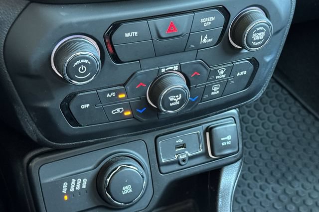 Used 2023 Jeep Renegade Latitude AWD/4WD image 31