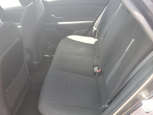 Used 2022 Hyundai Elantra SEL w/ Preferred Accessory Package FWD image 12