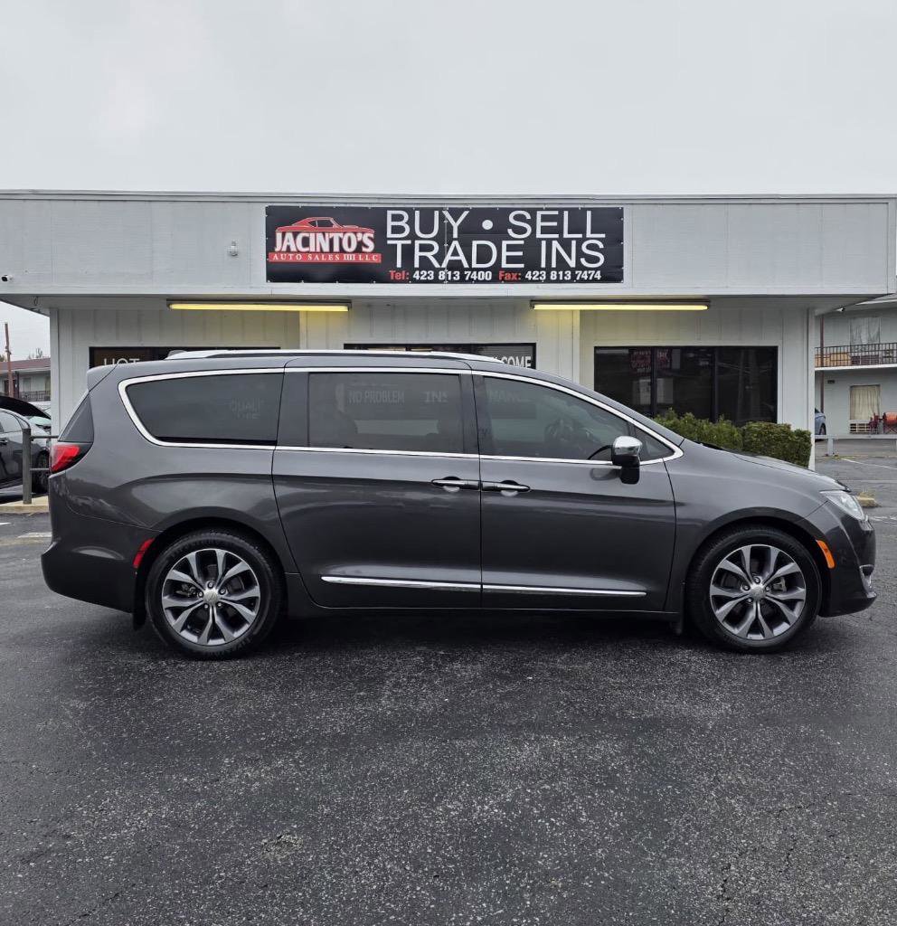 Used 2017 Chrysler Pacifica Limited w/ UConnect Theater Package