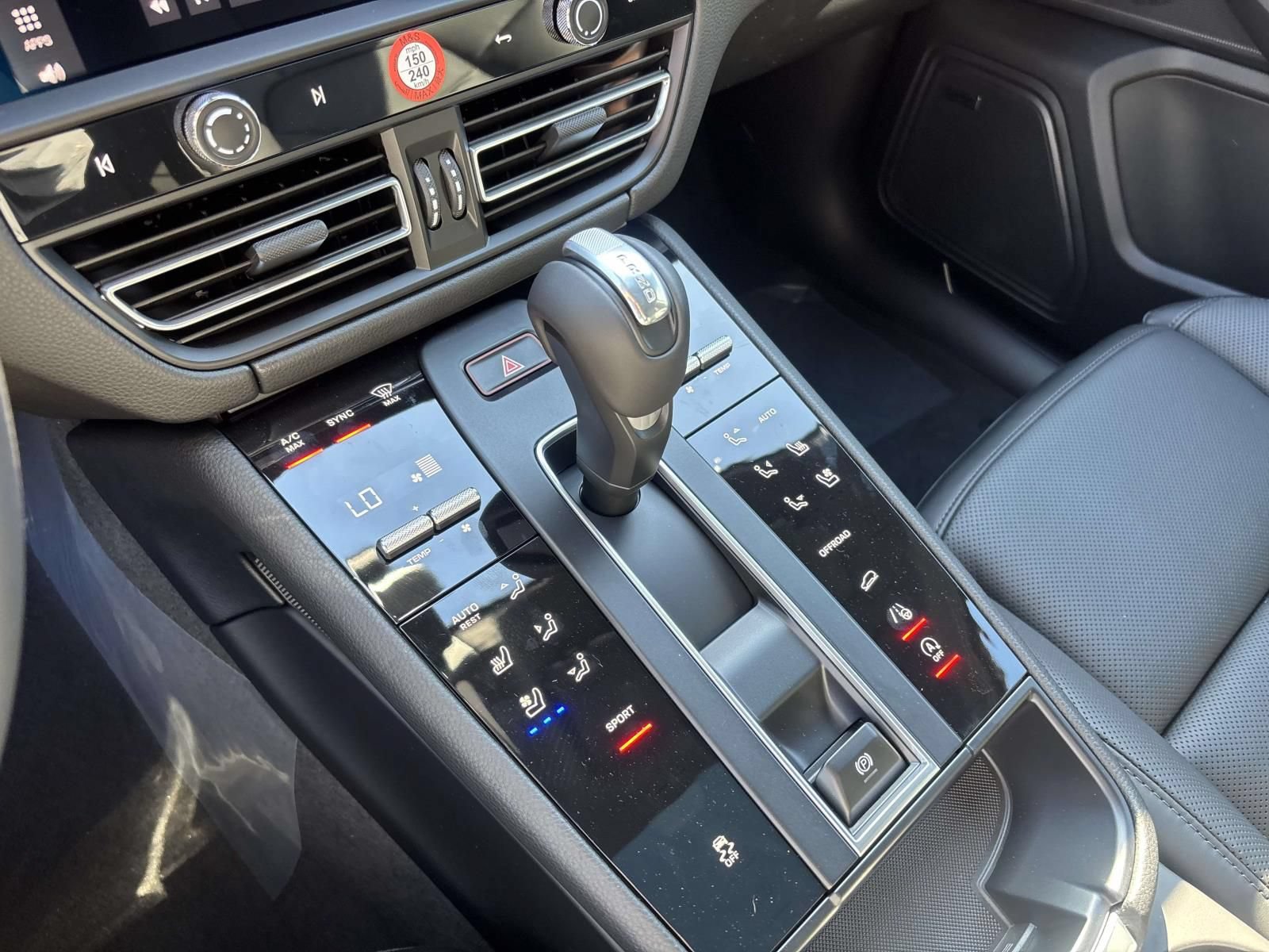 Used 2026 Porsche Macan AWD/4WD image 32