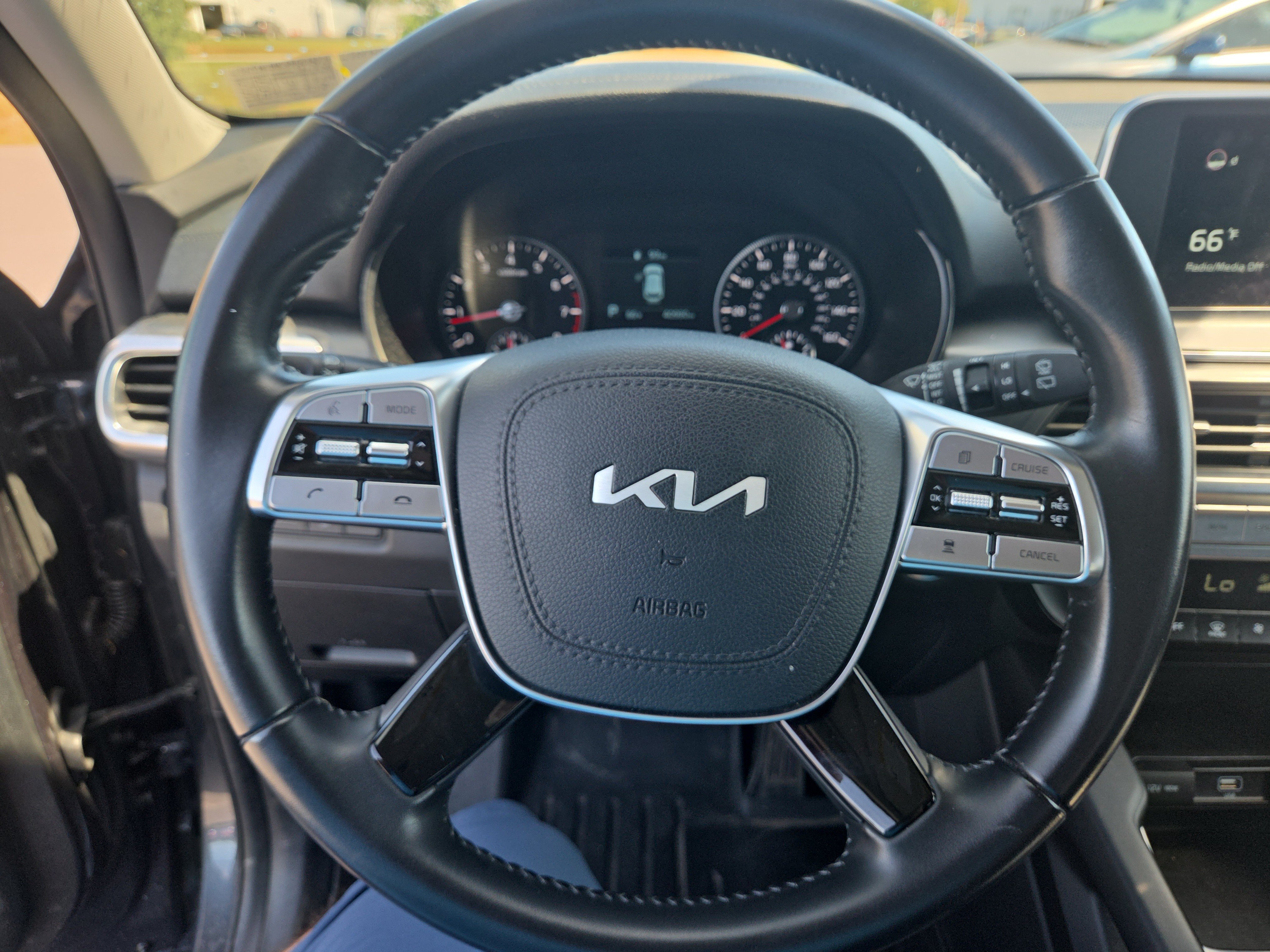 Used 2022 Kia Telluride LX AWD/4WD image 3