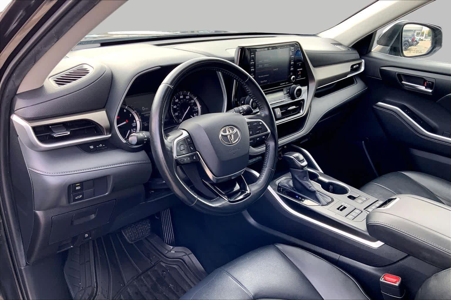 Used 2020 Toyota Highlander XLE AWD/4WD image 16