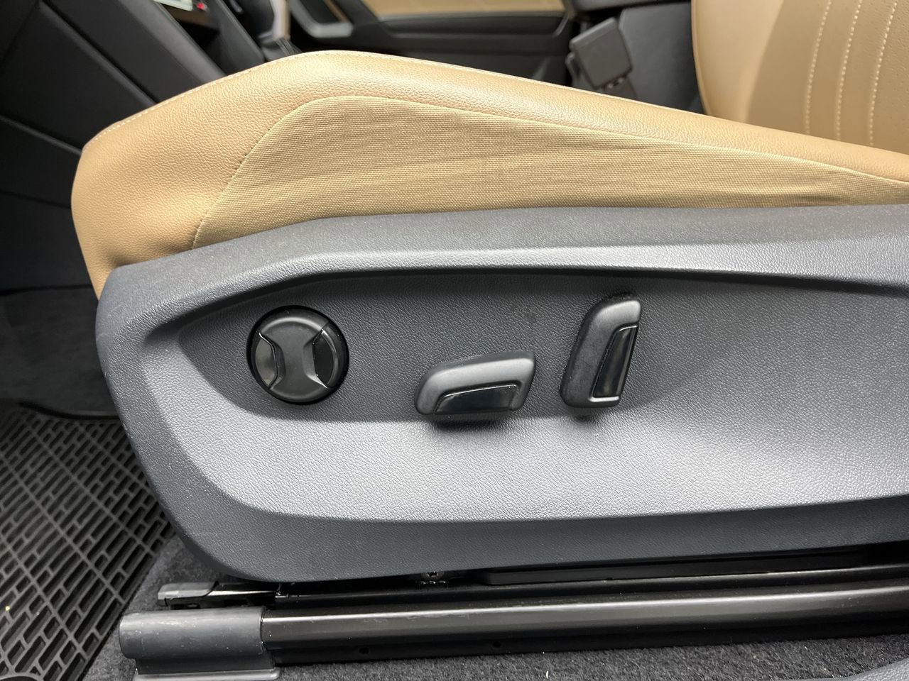 Used 2022 Volkswagen Tiguan SE AWD/4WD image 10