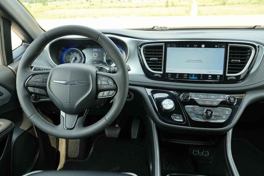 Used 2025 Chrysler Pacifica Limited FWD image 28