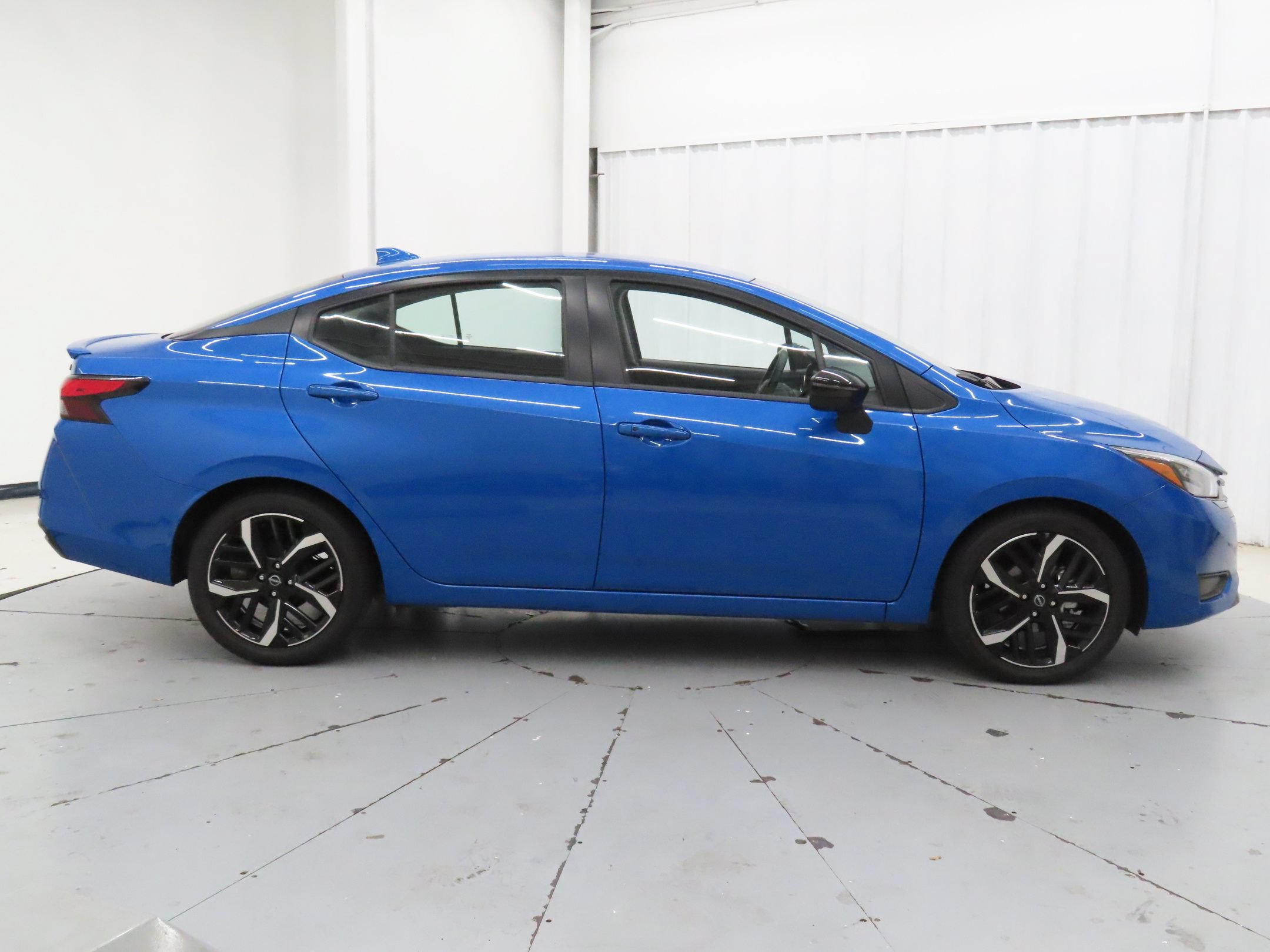 Used 2024 Nissan Versa SR FWD image 2