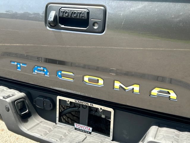 Used 2016 Toyota Tacoma TRD Off-Road w/ Premium & Technology Package AWD/4WD image 14