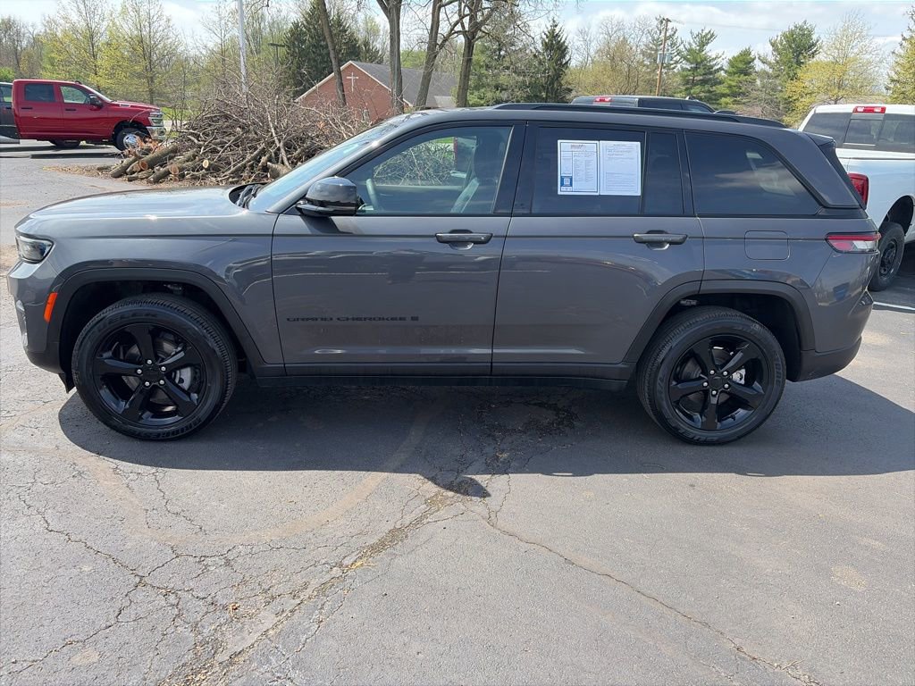 Certified 2024 Jeep Grand Cherokee Altitude image 2