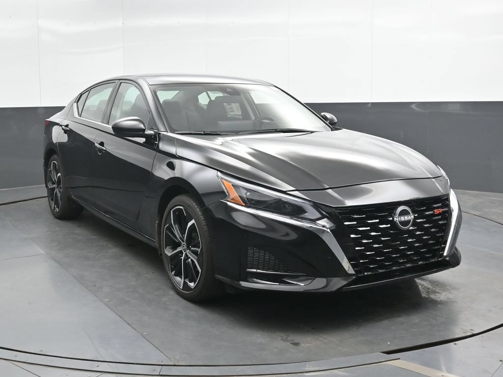Used 2025 Nissan Altima 2.5 SR w/ SR Premium Package FWD image 4