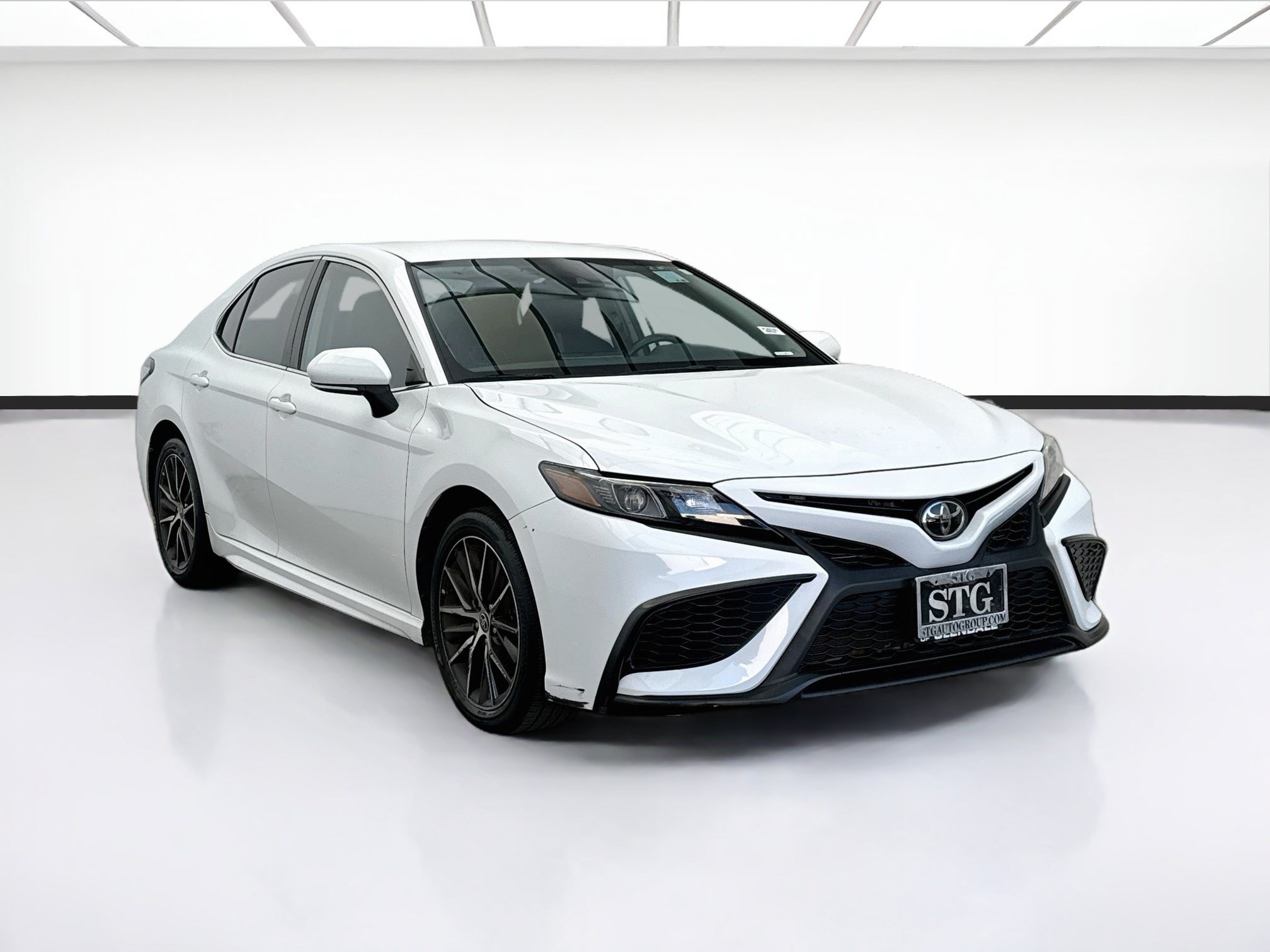 Used 2024 Toyota Camry SE FWD image 3
