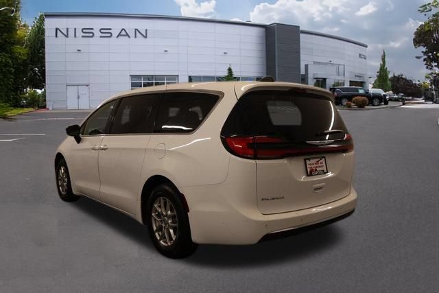 Used 2025 Chrysler Pacifica Select FWD image 5