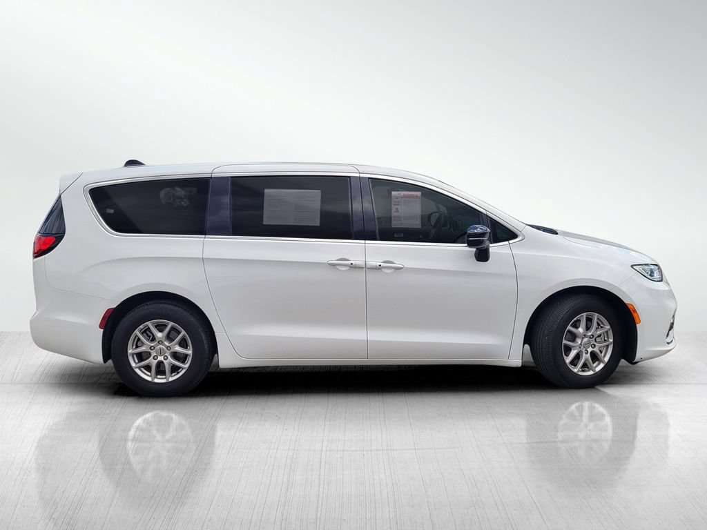 Used 2025 Chrysler Pacifica Select FWD image 3