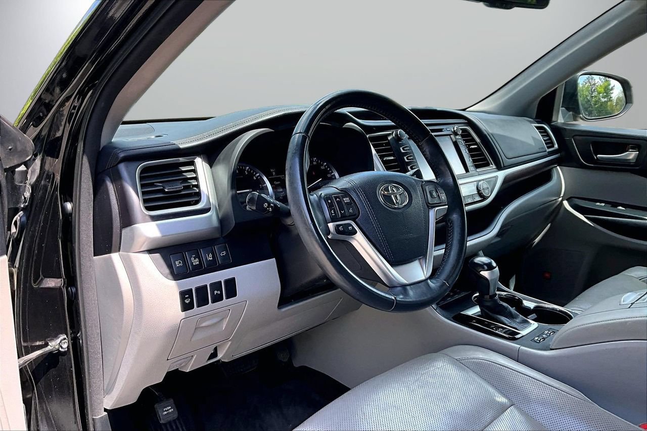 Used 2015 Toyota Highlander Limited w/ Driver Technology Package AWD/4WD image 20