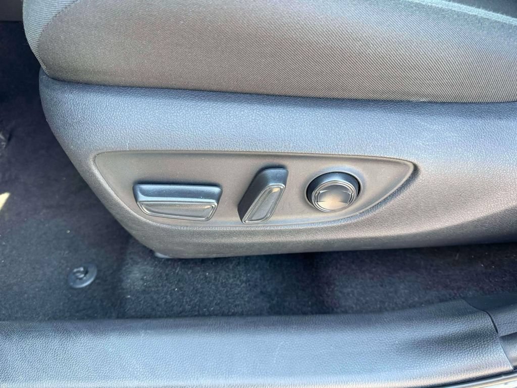 Used 2025 Toyota RAV4 XLE AWD/4WD image 17