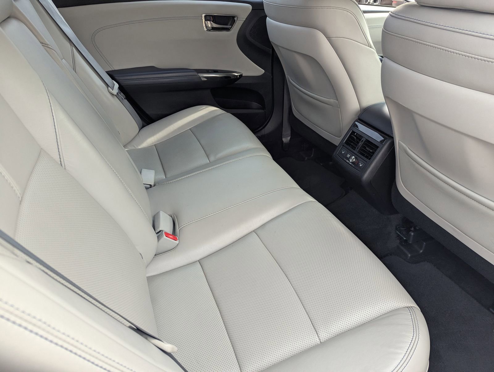 Used 2015 Toyota Avalon Limited image 14