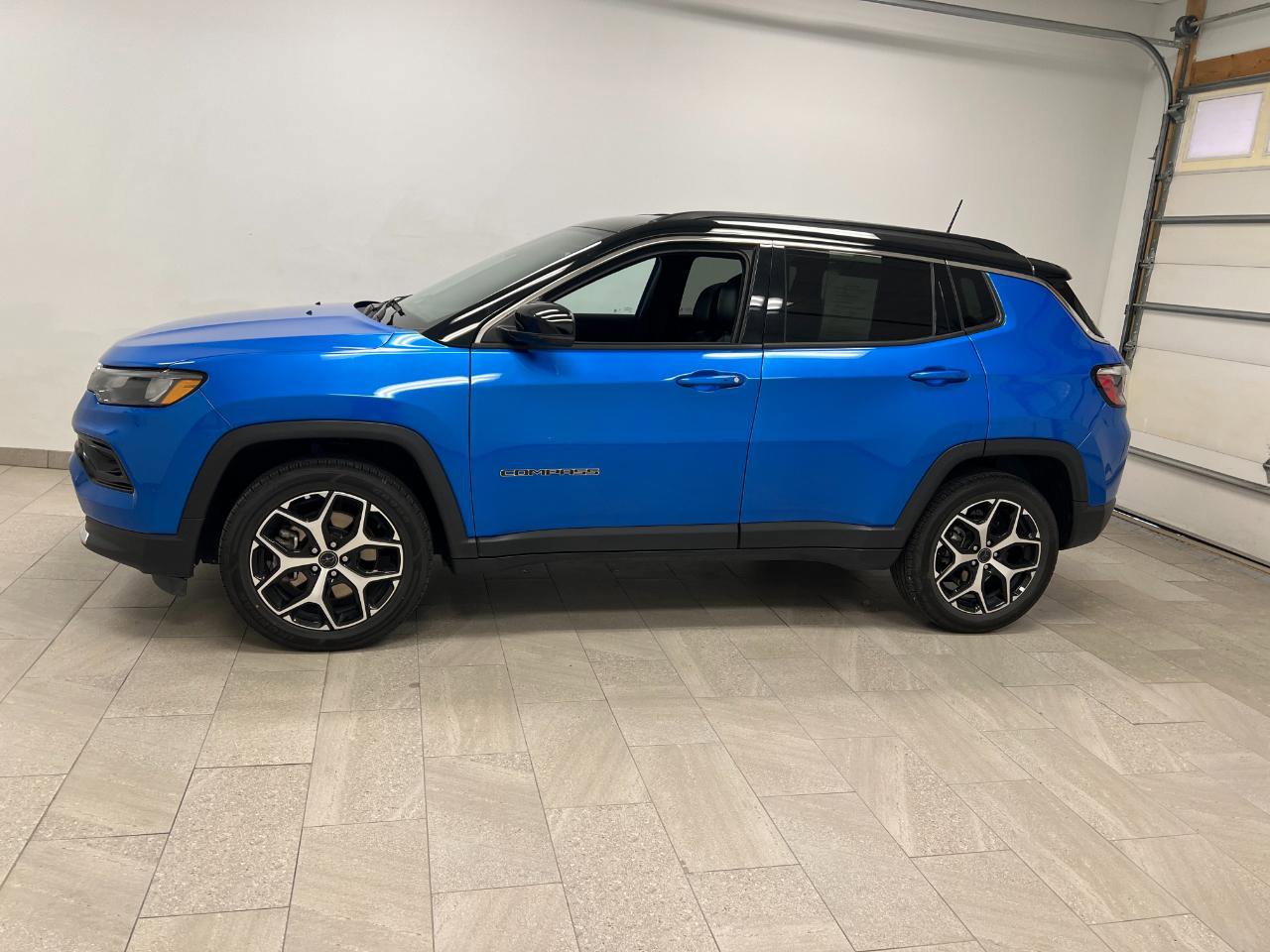 Used 2025 Jeep Compass Limited AWD/4WD image 3