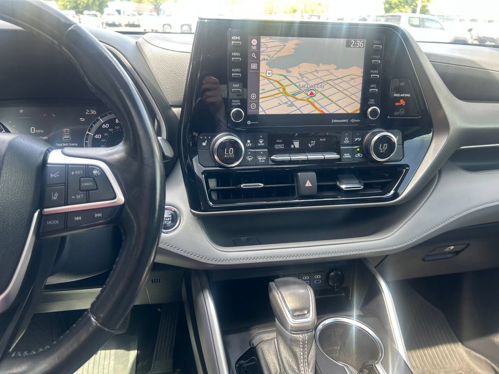 Used 2022 Toyota Highlander XLE AWD/4WD image 20