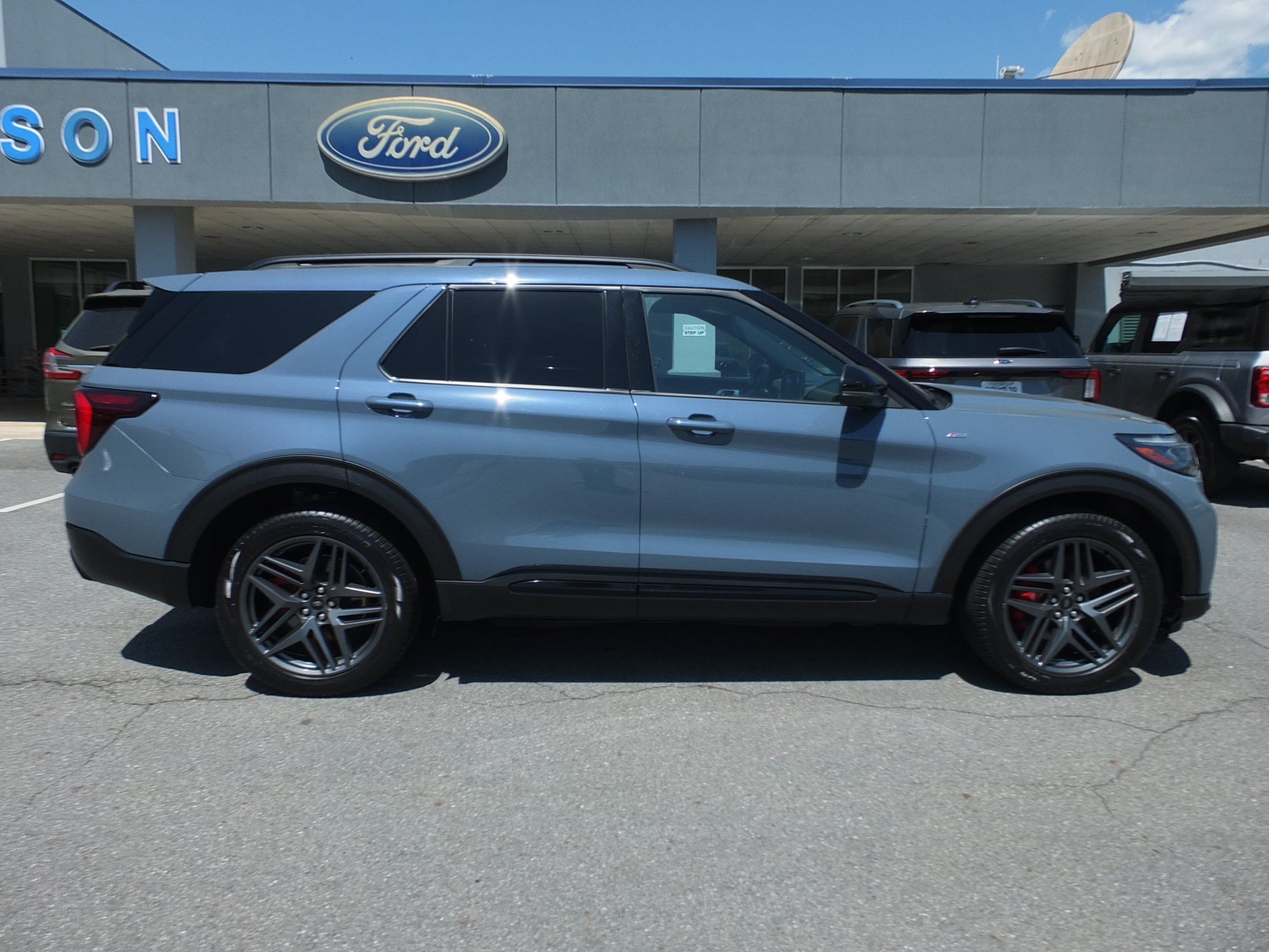 Used 2025 Ford Explorer ST-Line w/ Premium Package AWD/4WD image 2