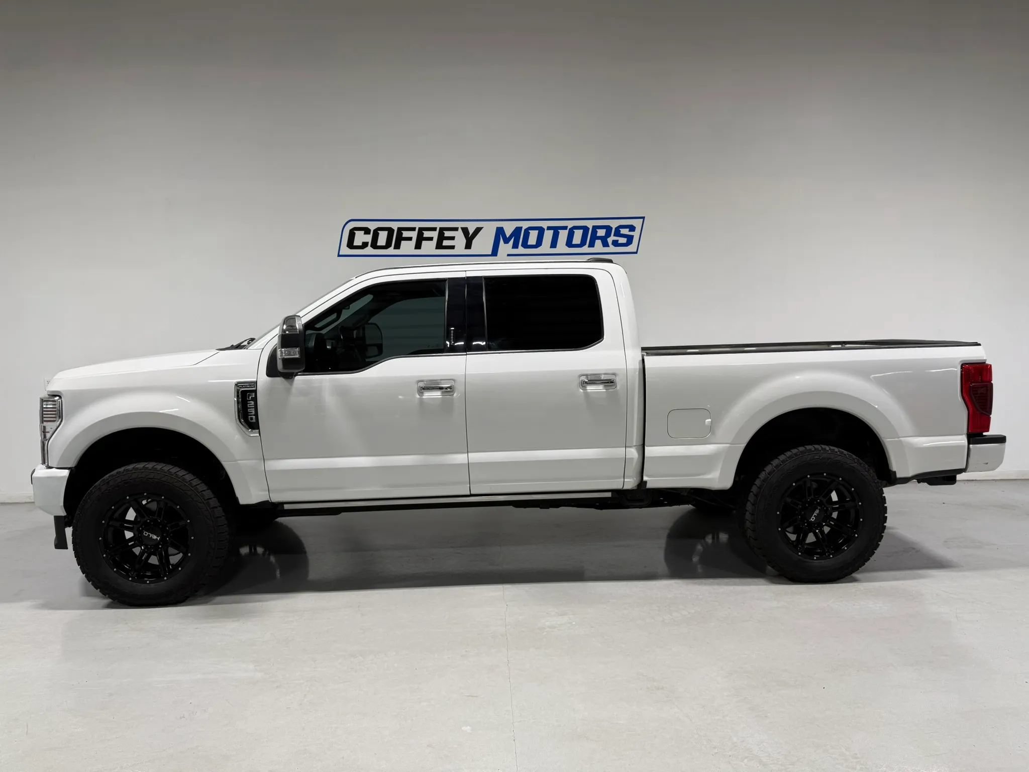 Used 2021 Ford F250 Platinum w/ FX4 Off-Road Package AWD/4WD image 3