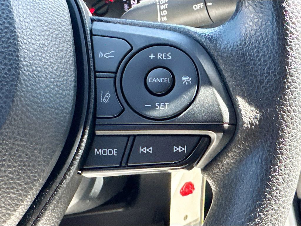 Used 2022 Toyota RAV4 LE image 10