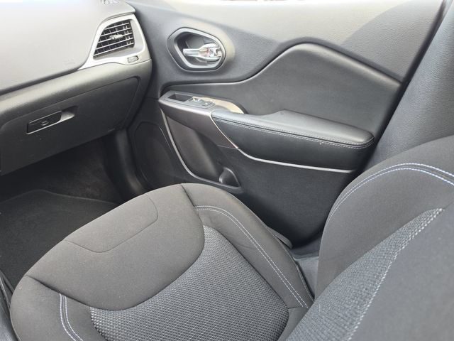 Certified 2019 Jeep Cherokee Latitude w/ Popular Appearance Group FWD image 18
