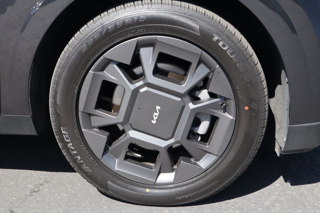 Used 2025 Kia Carnival EX FWD image 10