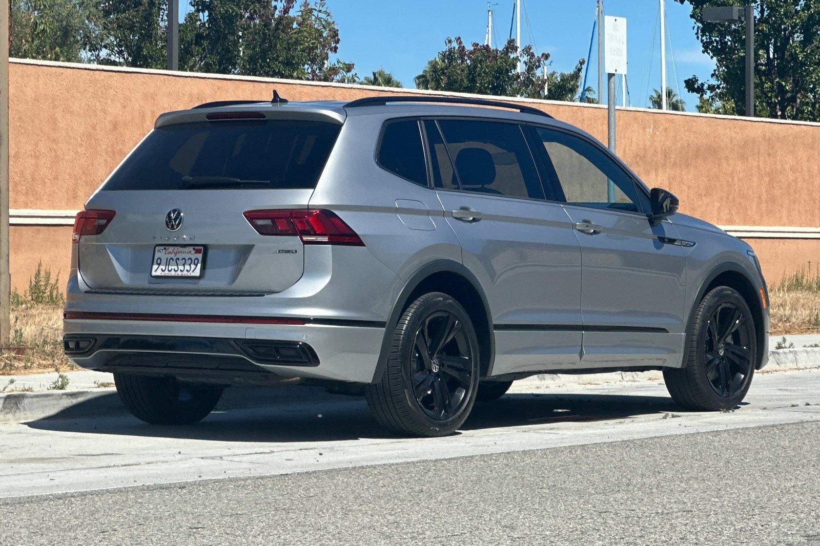 Used 2023 Volkswagen Tiguan SE R-Line AWD/4WD image 4