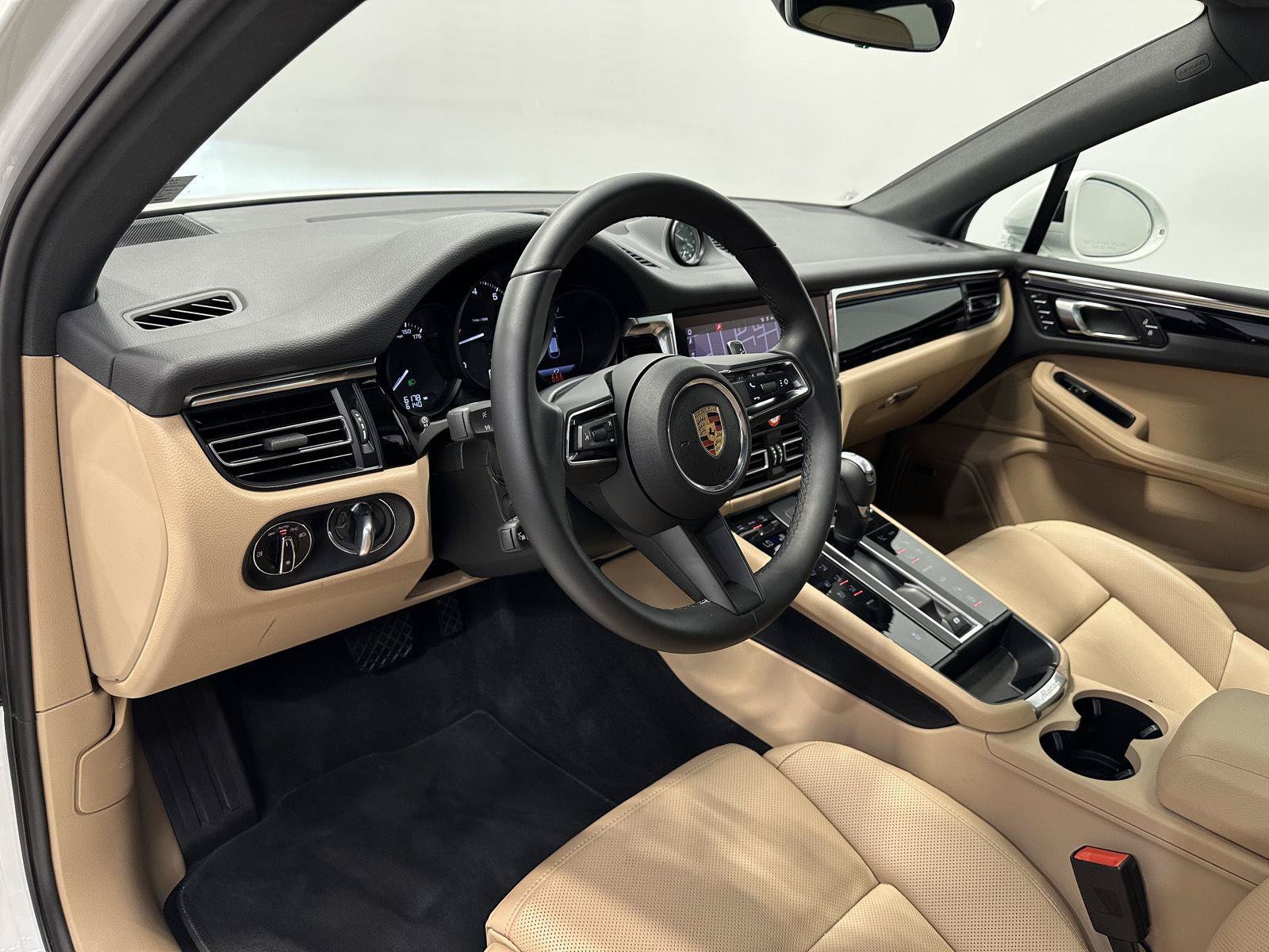 Certified 2025 Porsche Macan AWD/4WD image 4