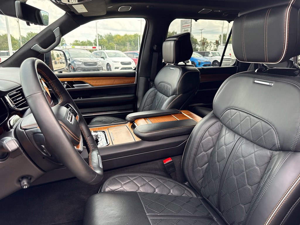 Used 2025 Jeep Grand Wagoneer Series III AWD/4WD image 38