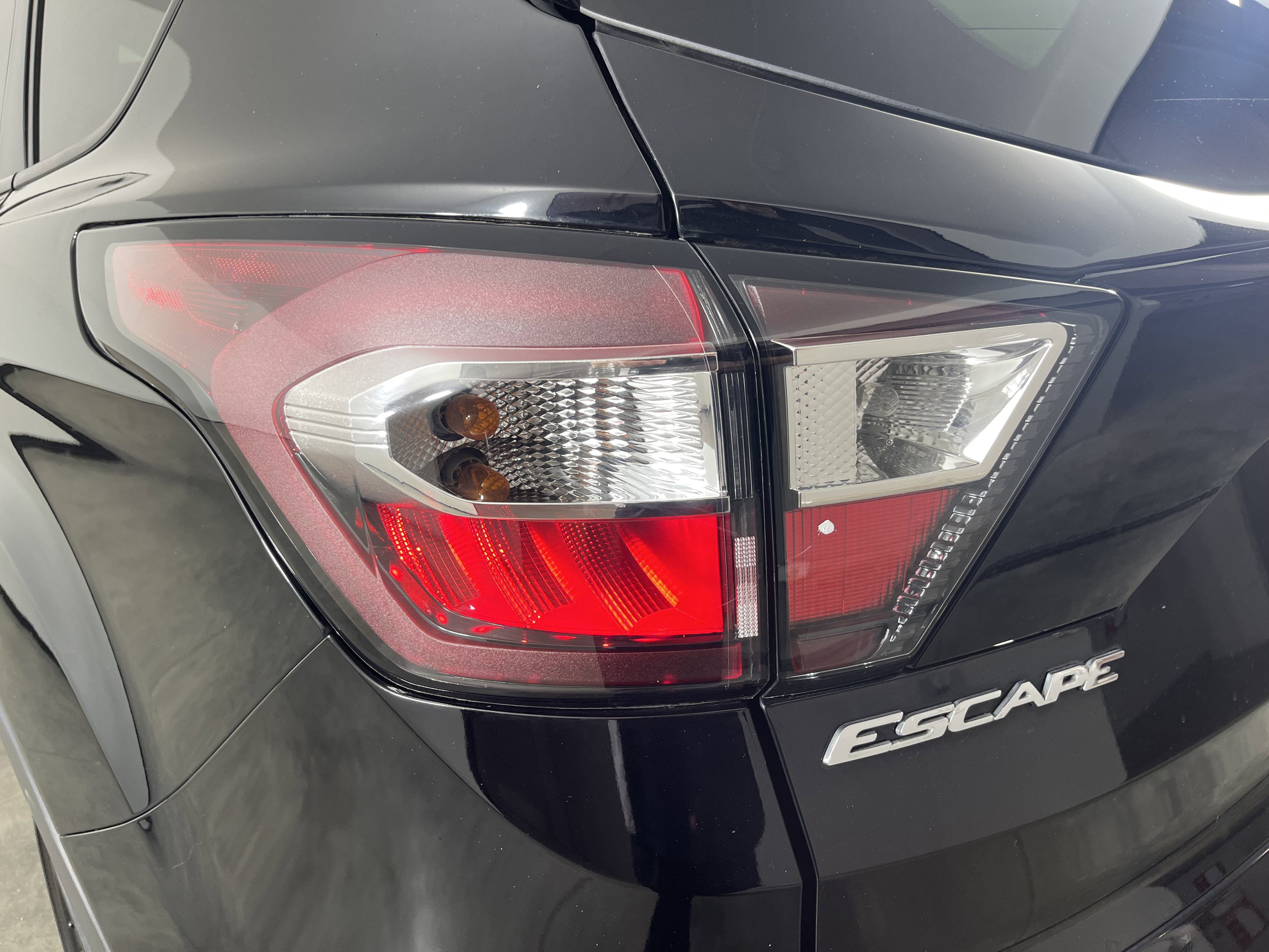 Used 2018 Ford Escape SE w/ SE Sport Appearance Package image 26