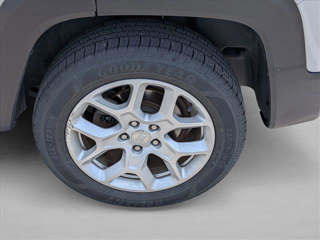 Used 2018 Jeep Renegade Latitude AWD/4WD image 6