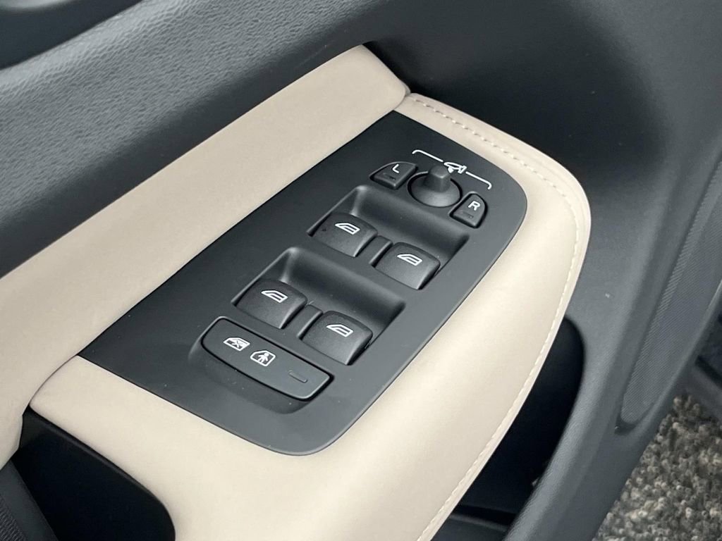New 2026 Volvo XC60 B5 Plus w/ Climate Package image 21