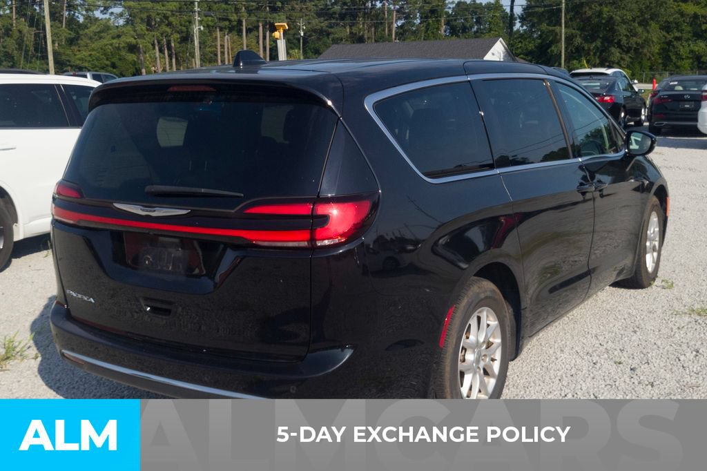 Used 2024 Chrysler Pacifica Touring-L FWD image 3