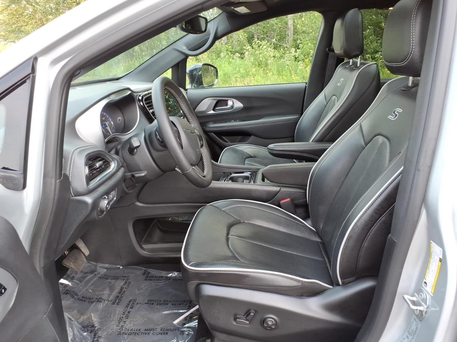 Used 2026 Chrysler Pacifica Limited w/ S Appearance Package FWD image 13