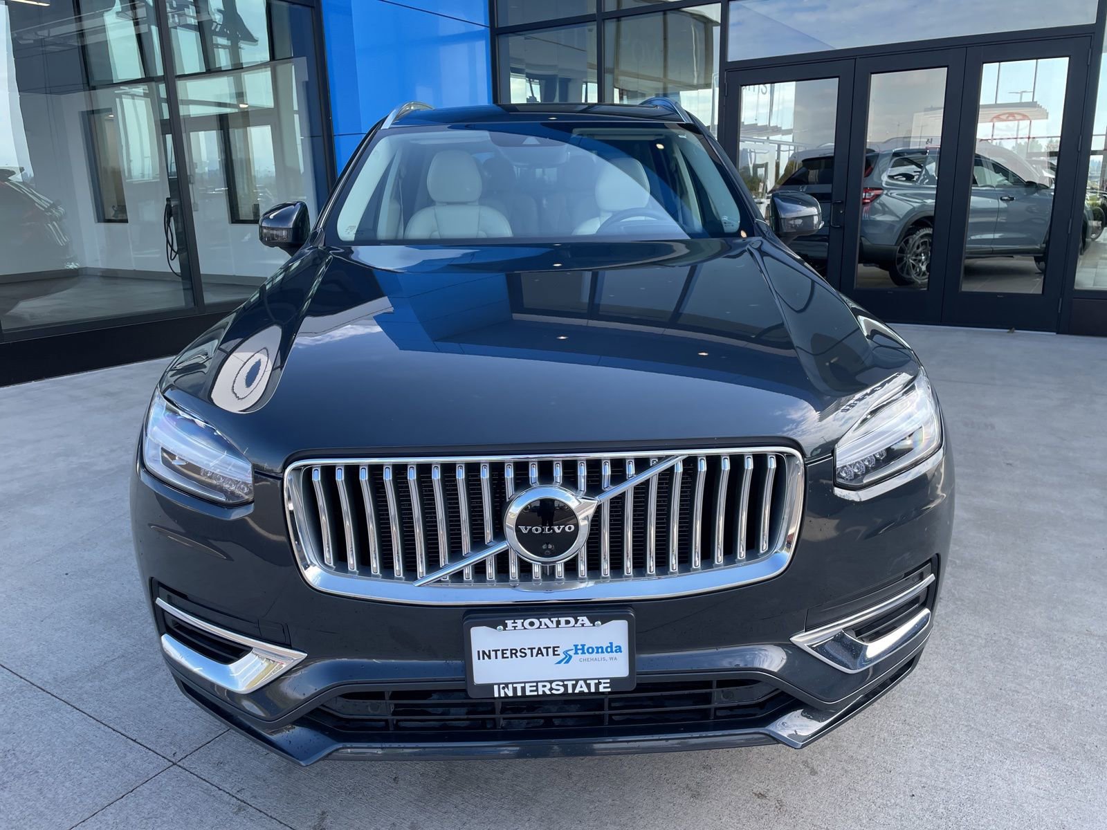 Used 2022 Volvo XC90 T8 Inscription image 2