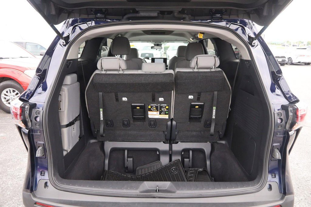 Used 2025 Toyota Sienna LE AWD/4WD image 7