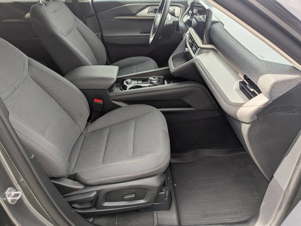 Used 2025 Ford Explorer Active AWD/4WD image 22