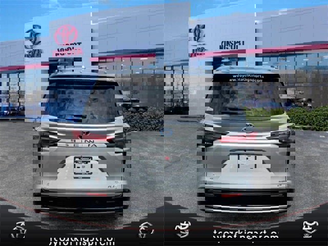 Used 2023 Toyota Sienna Platinum image 4