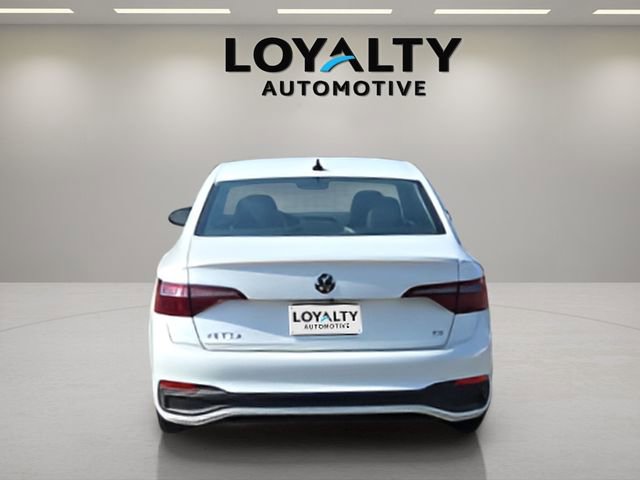 Used 2024 Volkswagen Jetta SE w/ Panoramic Sunroof Package image 4