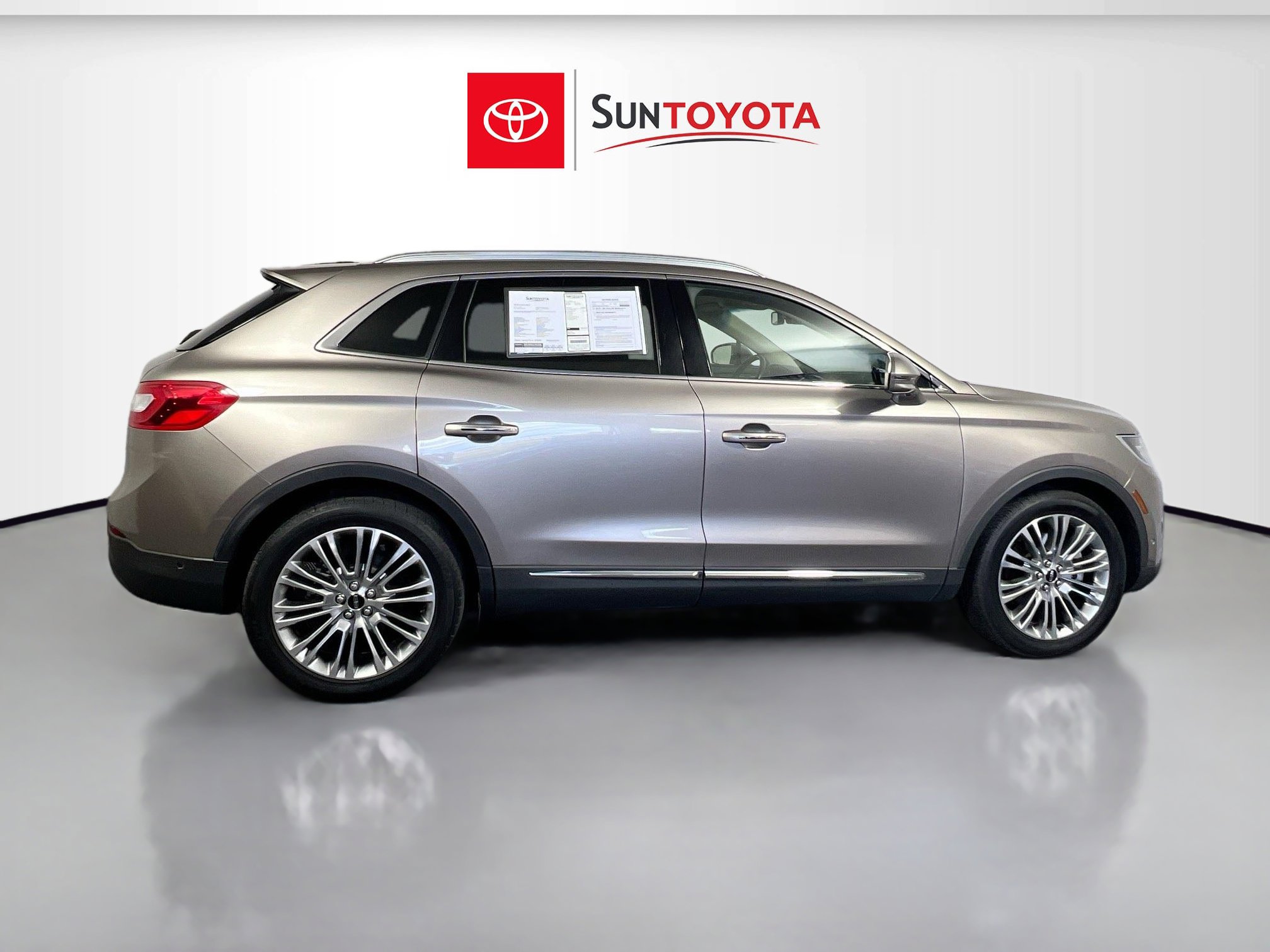 Used 2018 Lincoln MKX Reserve w/ Driver Assistance Package image 2