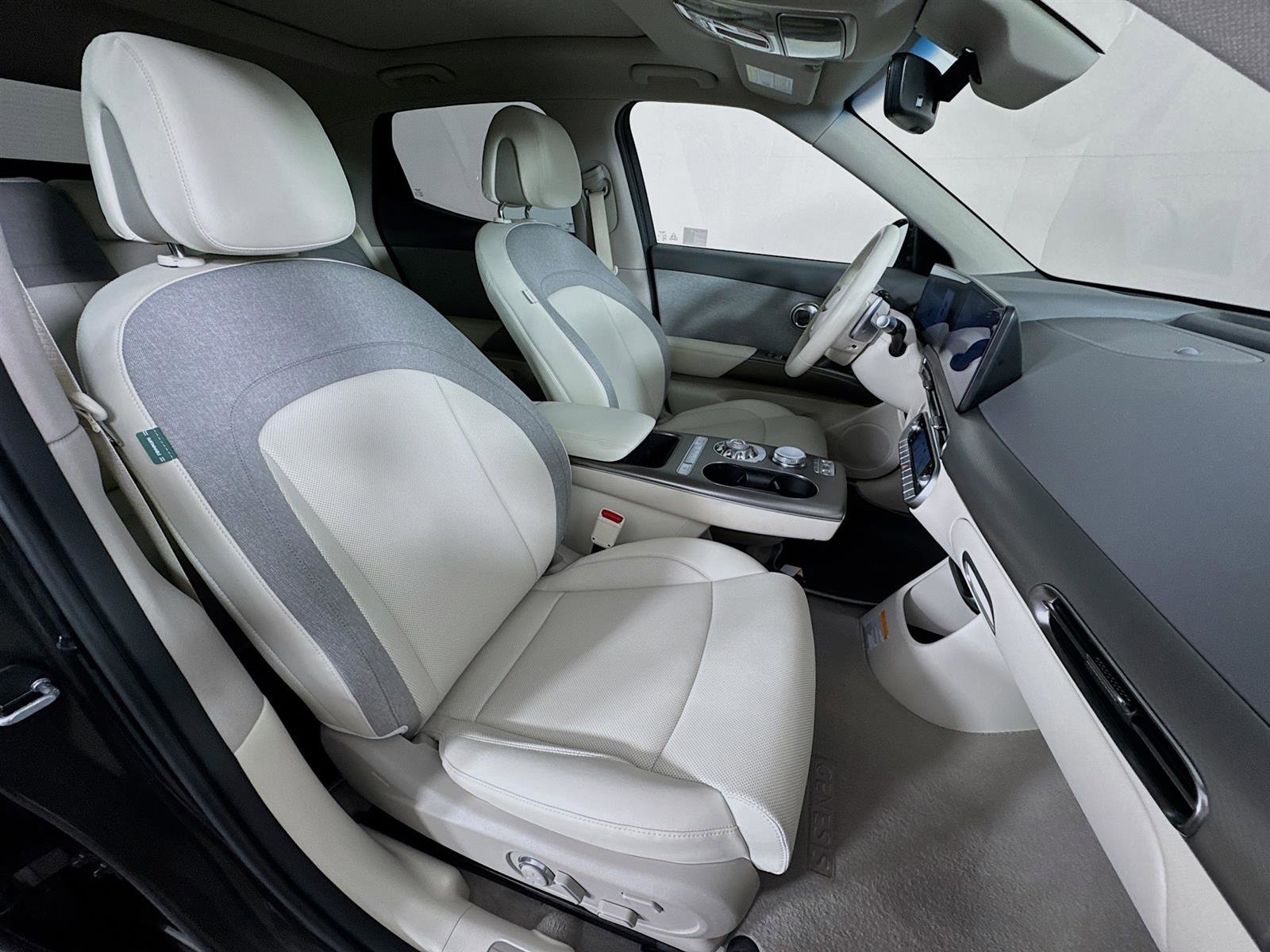 New 2024 Genesis GV60 RWD image 29